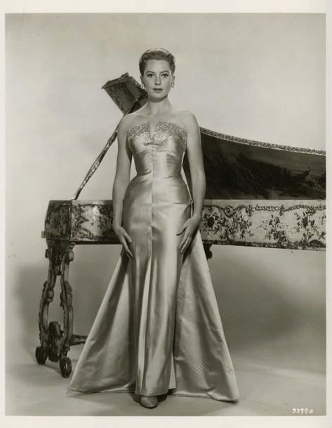 Deborah Kerr Deborah Harry Style, Deborah Kerr Robert Mitchum, Deborah Kerr From Here To Eternity, Grace Kelly 1955 Oscars, Old Celebrities, Hollywood Music, Deborah Kerr, Classic Film Stars, Deborah Harry