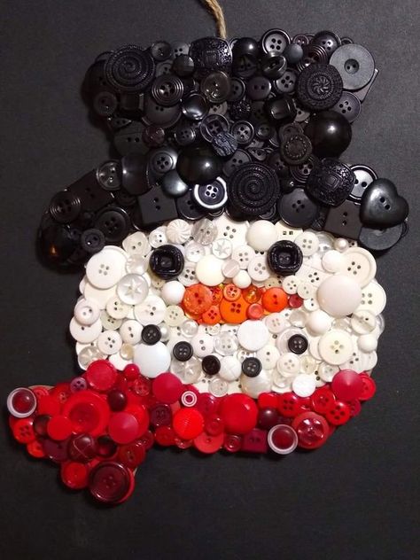 Snowman Button Art, Button Snowman, Christmas Button Crafts, Button Art On Canvas, Creative Homemade Gifts, Button Art Projects, Button Wreath, Buttons Crafts Diy, Button Ornaments