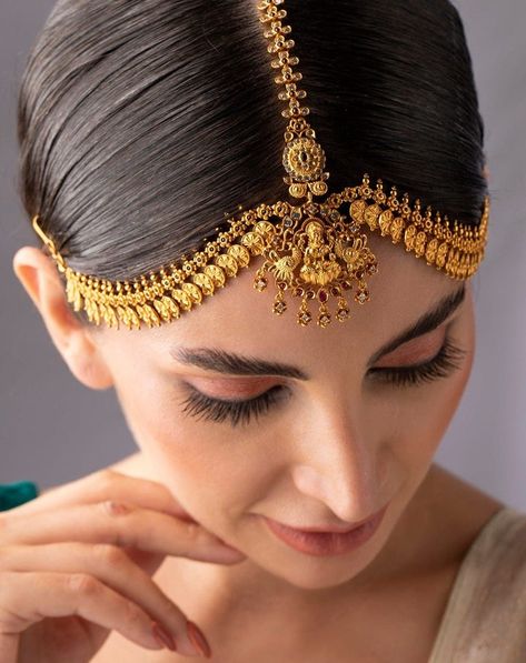 Mathapatti With Open Hair, Mathapatti Hairstyles, Mangtika Jewellery Gold, Mangtika Designs, Gold Matha Patti, Gold Mangtika, Matha Tikka, Clothe Designs, Brides Hairstyles