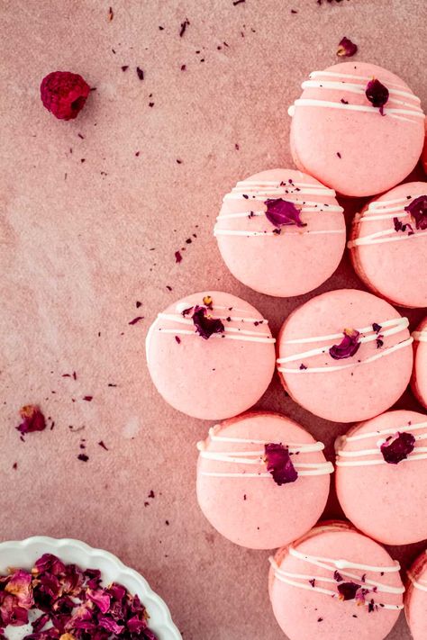 Rose Macarons, Rose Macaron, Red Velvet Macarons, Raspberry Macaroons, Edible Rose Petals, Vanilla Macarons, Edible Roses, Honey Coffee, Rose Cookies