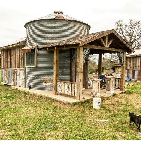 Grain Cylo Home, Grain Bin Shed, Silo House Ideas, Grainery House, Diy Grain Bin, Grain Silo Gazebo, Grain Bin Cabin, Grain Bin Ideas, Grain Silo House