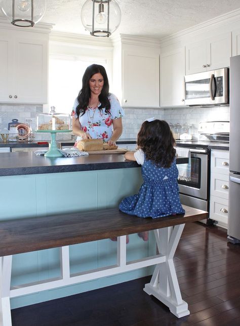 DIY Counter Height Bench free building plans. Put a bench at the kitchen island instead of bar stools. Counter Diy, Build Your Own Garage, Counter Height Bench, Diy Bank, Diy Bar Stools, Wooden Desk Chairs, Diy Counter, Free Building Plans, Diy Stool