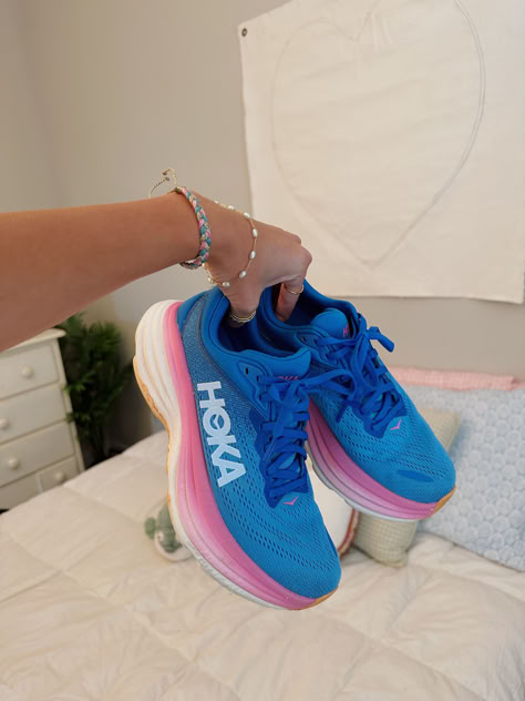 spring outfit inspo Hokas Outfit Ideas, Hoka Shoes Bondi, Hoka Aesthetic, Aesthetic Running Shoes, Hoka Outfit, Cute Running Outfit, Cute Running Shoes, Hoka Bondi 8, Running Outfit