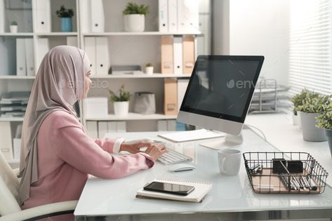 Business Women In Office, Online Business Ideas For Women, Working Women Aesthetic, Muslim Business Women, Business Woman In Office, Secretary Aesthetic, Women In Office, Hijab Office, Fancy Abaya