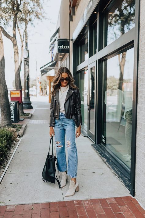 Casual Nashville Outfit Fall, Casual Nashville Outfit, Content Poses, 2025 Outfit, Texas Winter, Lauren Kay Sims, Pointy Boots, Nashville Outfit, 2025 Style