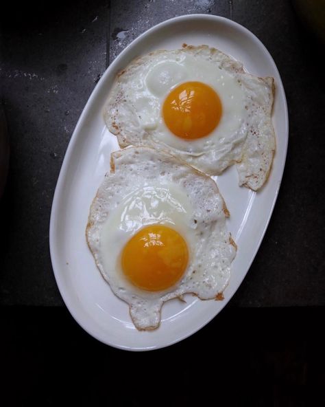 Fried Egg Sunny Side Up, Egg Sunny Side Up, Sunny Side Up Eggs Aesthetic, Sunny Side Up, Perfect Sunny Side Up Eggs, Eats Aesthetic, Eggs Sunny Side Up, Egg Restaurant, Sunny Side Up Eggs