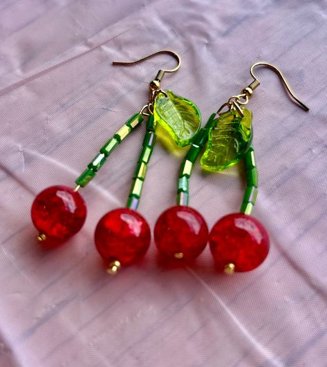 Handmade glass bead cherry dangle earrings. Available in Sterling silver and 18k gold plated hardware. Nickel free. How To Make Drop Earrings, Diy Fruit Earrings, Beaded Items Ideas, Dangle Bead Earrings Diy, Cute Earrings Handmade, Diy Cherry Earrings, Homemade Beaded Earrings, Diy Funky Jewelry, Red Beaded Jewelry