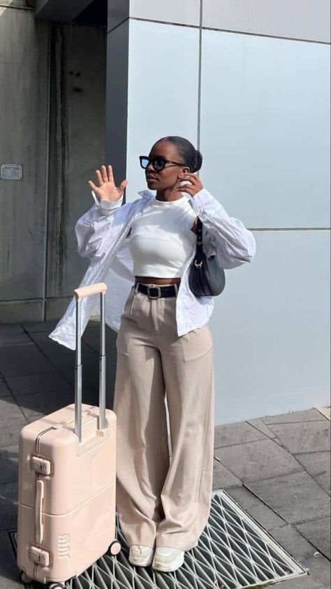 18 Casual Plane Traveling Outfit Ideas » Lady Decluttered Comfortable Airport Outfit Summer Simple, Traveling Outfit Ideas, Comfy Cute Airport Outfit, Cute Airport Outfit, Matching Loungewear Set, Airport Outfit Ideas, Comfy Airport Outfit, Comfortable Travel Outfit, Airport Outfit Summer