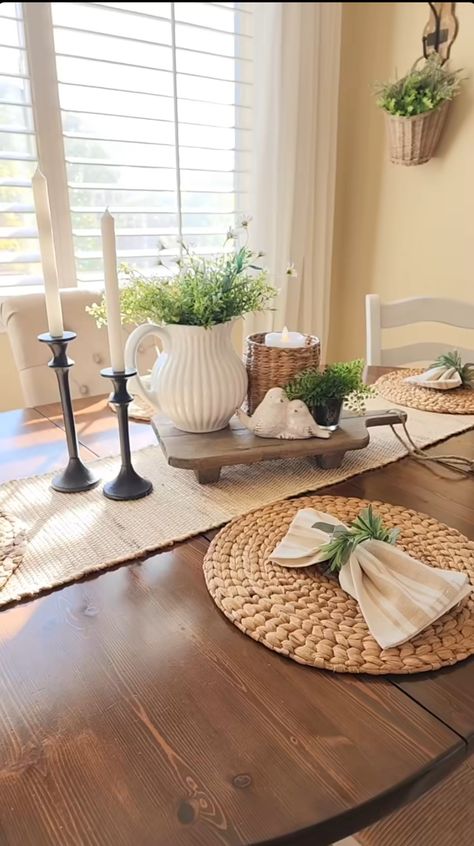 Black Cream Decor, Women’s Event Table Decor, Neutral Dining Table Centerpiece, Classy Vintage Decor, Round Table Place Settings Everyday, Table Basket Decor Ideas, 2024 Table Decor Trends, Neutral Dining Table Decor, Table Centerpieces For Home Everyday Farmhouse