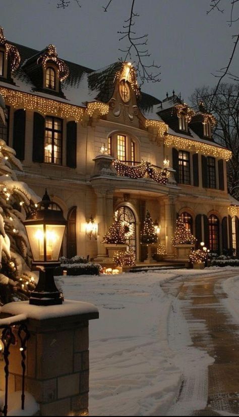 Christmas Aesthetic House Outside, House Interior Christmas, Old Money Christmas Aesthetic, Christmas Old Money, Old Money Christmas, Old Money House, Dark Academia Wallpaper, Christmas Dreaming, Houses Mansions