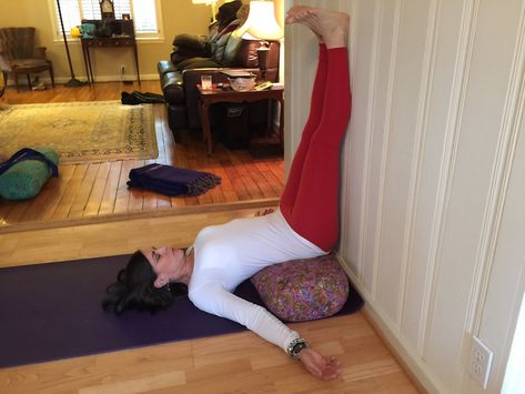 Practice legs against the wall pose anytime you are too tired to do any other form of exercise. It's a great place to meditate and restore your energy. Wall Stretch, Varicose Vein Remedy, Piriformis Stretch, Neck Exercises, Swollen Legs, Hamstring Stretch, Too Tired, Learn Yoga, Preventative Health