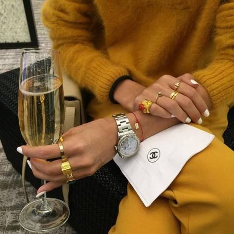 Photo Fluffy Sweater, Street Fashion Photography, Retro Designs, Glass Of Wine, Music Fashion, Mellow Yellow, Diy Style, Look Cool, Silver Watch