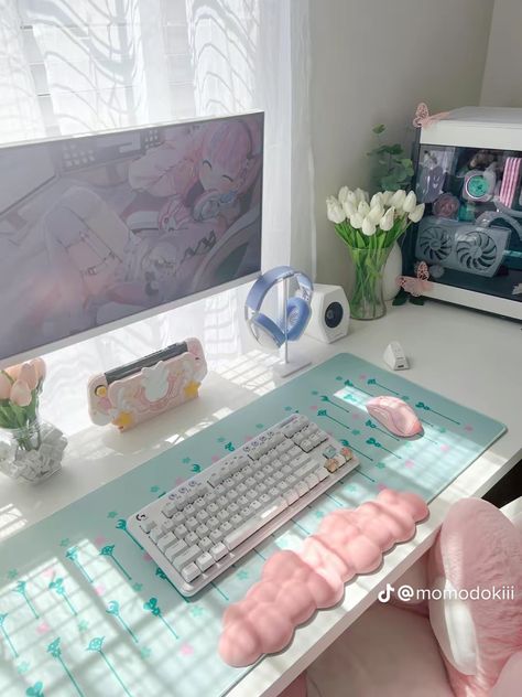 Pink cloud wrist rest on the desk Pink And Blue Desk Setup, Mint Green Office Decor, Pink Mint Aesthetic, Mint My Desk, Pink Study Aesthetic, Mochi Aesthetic, Green Office Decor, Pc Set Ups, Pink Study