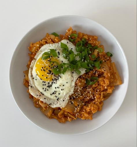 Aesthetic Fried Rice, Kimchi Fried Rice Aesthetic, Kimchi And Eggs, Korean Dinner Aesthetic, Fried Rice Aesthetic, Korean Eggs, Korean Meals, Eat Meals, Salty Food