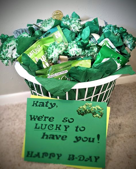 Green Themed Gift Baskets, St Patricks Day Gift Ideas, St Patricks Food, Easter Basket Themes, Theme Baskets, Birthday Gift Basket, St Patrick Day Treats, Christmas Gift Baskets Diy, Green Basket