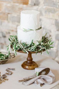 white cake with olive leaf garland Roses Photography, Leaf Confetti, Olive Wedding, Mediterranean Wedding, Elegant Wedding Inspiration, Tuscan Wedding, Cake Trends, White Wedding Cake