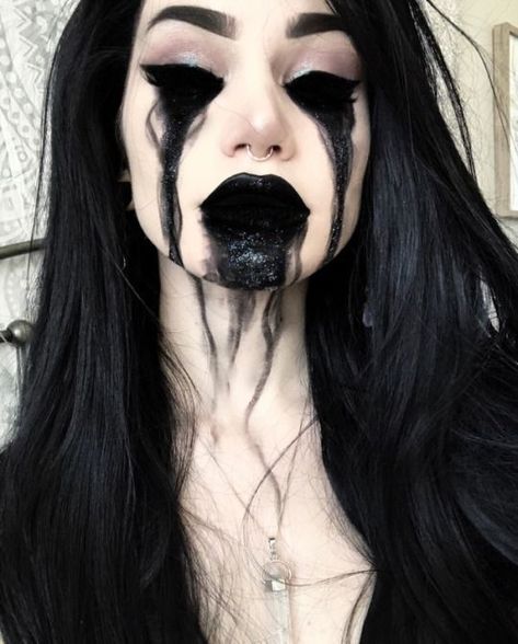 Maquillage Goth, Demon Makeup, Halloween Makeup Witch, Halloweenský Makeup, Creepy Makeup, Creepy Halloween Makeup, Cool Halloween Makeup, Witch Makeup, Horror Makeup