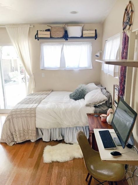 This tiny studio apartment is only 250 square feet. However, the bright natural light and the smart use of vertical space for storage makes the space seem a lot bigger. Micro Studio Apartment Ideas Tiny Spaces, Micro Studio Apartment Ideas, Apartment Cute, Studio Apartment Storage, Casita Ideas, Couples Apartment, Basement Room, Tiny Studio Apartments, Shelf Baskets