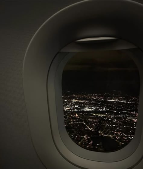 Skyline Aesthetic, Aesthetic Airplane, Airplane Aesthetic, Flying Plane, Airplane Window View, Airport Aesthetic, Airplane Window, Dark Paradise, Night Aesthetic