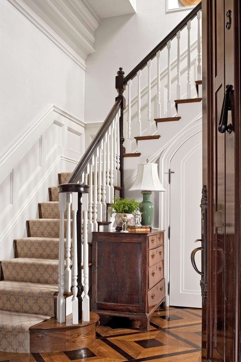 foyer-black-painted-handrail-stairs-6b03256c Wood Railing Ideas, Stairway Landing Decorating Ideas, Stairway Railing Ideas, Closet And Dresser, Handrail Stairs, Stair Railing Ideas, Stairway Landing, Iron Staircase Railing, Black Stair Railing