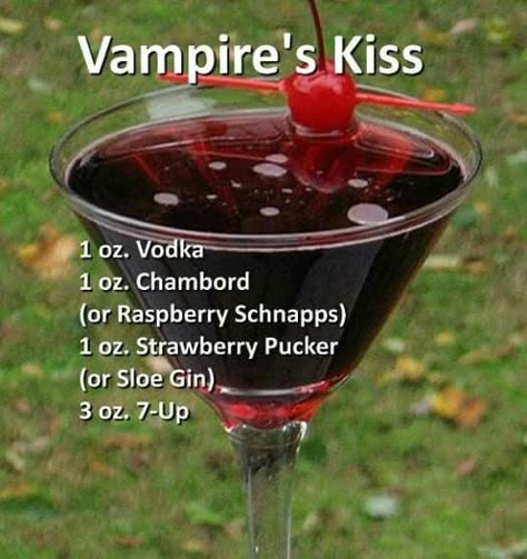 Raspberry Martini, Kiss Cocktail, Vampire Kiss, Halloween Drink, Plats Healthy, Cocktail Drinks Alcoholic, Sloe Gin, Raspberry Liqueur, Mixed Drinks Alcohol