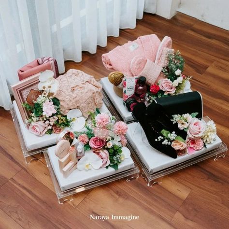 Hantaran pernikahan modern menjadi daya tarik tersendiri untuk pasangan milenial yang memiliki acara berkonsep kekinian. Berikut ini ada 7 contoh hantaran pernikahan modern yang dijamin akan mencuri perhatian pasanganmu. Selain terjangkau, contoh-contoh dibawah ini juga termasuk seserahan yang simple, sangat cocok untuk kamu yang tidak mau ribet. Hantaran Simple, Modern Wedding Favors, Modern Wedding Gifts, Hantaran Pernikahan, Big Draw, Wedding Tips, Modern Wedding, Wedding Favors, Wedding Gifts