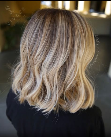 Blond Highlights Root Smudge, Balayage On Short Hair Blonde, Blond Balayage Lob, Blonde Balayage Bob Mid Length, Balayage Frizura Blonde, Short Dark Blonde Hair With Highlights, Fall Blonde Hair Color Short, Short Blonde Balayage Hair, Short Blonde Hair With Lowlights