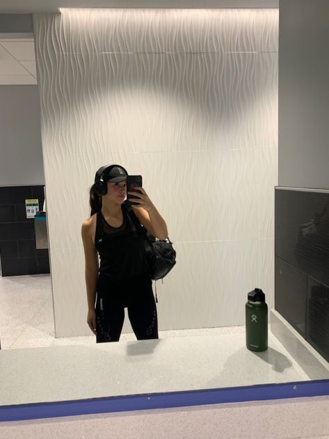 Headphone Gym Outfit, Cap And Headphones Outfit, Gym Hat Outfit, Gym Headphones Aesthetic, Black Headphones Outfit, Black Gym Outfit, Gym Girl Aesthetic, Gym Headphones, Big Headphones