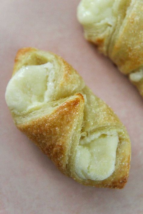 Quesitos Puerto Rico, Cream Cheese Pastries, Cheese Pastries, Cream Cheese Pastry, Puerto Rico Food, Boricua Recipes, Cheese Puff Pastry, Cheese Pastry, Appetizers Easy Finger Food