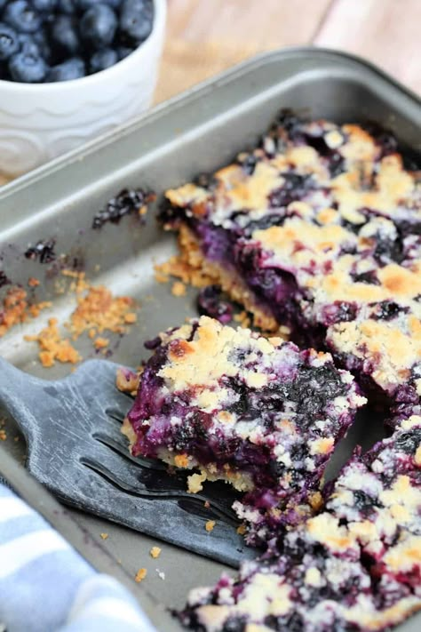 These EASY BLUEBERRY PIE BARS are made with fresh blueberries and a tasty crust that also serves a crisp crumb topping. Super simple and delicious dessert. Blueberry Buttermilk Breakfast Cake, Easy Blueberry Crumble, Blueberry Crumb Bars, Blueberry Pie Bars, Easy Blueberry Pie, Blueberry Crumble Bars, Blueberry Filling, Blueberry Bars, Crumb Bars