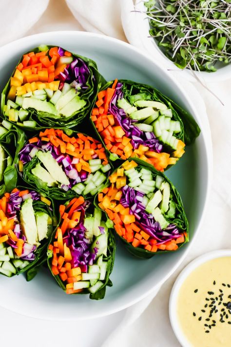 Raw Rainbow Wrap with Ginger Tahini Dressing - a light and delicious meal that is #vegan #raw and #whole30 Rolls Food, Raw Vegan Diet, Resep Salad, Veggie Wraps, Resep Diet, Summer Meals, Summer Rolls, Raw Diet, Makanan Diet