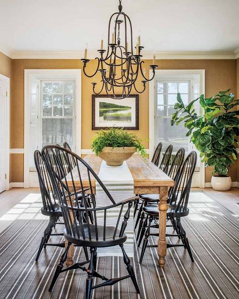 French Country Dining Rooms, Country Dining Room, Natural Oak Flooring, Mismatched Dining Chairs, French Country Dining Room, Farmhouse Trends, Pine Dining Table, French Country Dining, Country Dining Rooms