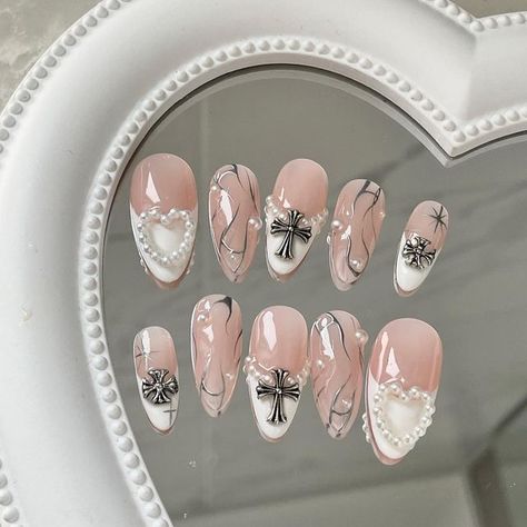 Y2k Nails Almond, Nails Australia, Cute Almond Nails, White Almond Nails, Ny Nails, White Chrome Nails, Heart Nail Designs, Chrome Nails Designs, Gothic Nails