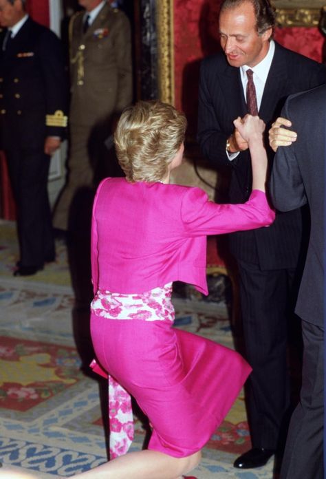 Queen Victoria Descendants, Princess Diana Fashion, Princess Diana Photos, Princess Diana Pictures, The Royal Palace, Princes Diana, Diana Fashion, Charles And Diana, Lady Diana Spencer