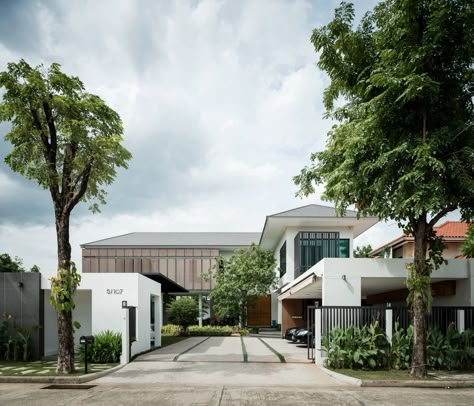 archimontage reveals the tiwanon house, a hedonistic haven in bangkok American Style House, Modern Tropical House, Design Fields, Tropical House, House Outside Design, Bungalow House, Mansions Homes, Bungalow House Design, Design Exterior