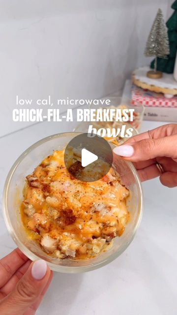 MaKayla Kim Thomas on Instagram: "low cal high protein breakfast meal prep (29g protein 👏🏼) and ready in 3 minutes !! 🤸🏻‍♀️   I wanted chick fil a breakfast bowl vibes so I used chicken here but you can easily adjust with any type of breakfast meat/veggies! You can also bake in oven if you prefer it will just take longer!   This is most similar to the microwave breakfast bowl in my brand NEW flavor-FULL cookbook, on sale NOW 😍   If you’re tired of guessing, spinning your wheels, or prepping food you don’t even enjoy—get all my realistic, easy meals in ONE spot + let’s crush our goals 😼💪🏼 makaylathomas . com   #healthybreakfast #breakfastmealprep #mealprep #breakfastideas #mealideas #healthymeals #lowcarb #highprotein #breakfastbowl" High Protein Low Calorie Breakfast Prep, Quick High Protein Breakfast On The Go, Chick Fil A Breakfast Bowl, Hot Healthy Breakfast, Low Cal Breakfast Meal Prep, Mikayla Thomas Fit Recipes Breakfast, Low Calorie Breakfast Meal Prep, Breakfast Bowls Meal Prep, Breakfast Recipes High Protein