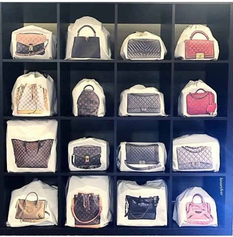 Designer Handbag Storage Idea Designer Bag Storage Ideas, Designer Purse Storage, Display Purses In Bedroom, Designer Bag Storage, Pocketbook Storage Ideas, Purse Display Ideas Closet, Handbag Storage Ideas Small Spaces, Organise Bags, Handbags Organization Ideas