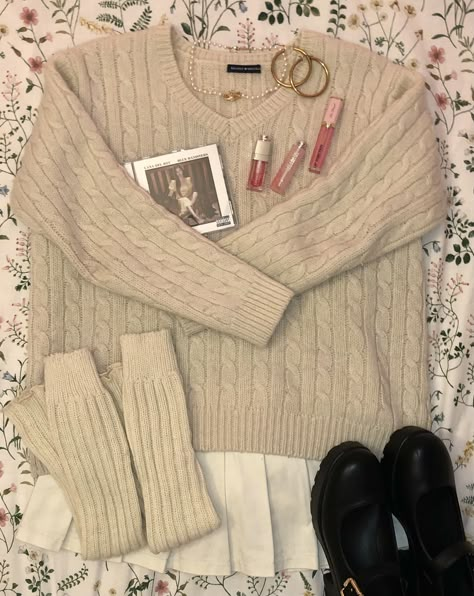 Lana Del Rey Fan, Big Sweater, Gilmore Girls Outfits, Coquette Outfits, Fall Girl, Coquette Outfit, Big Sweaters, Rory Gilmore, Girl Falling