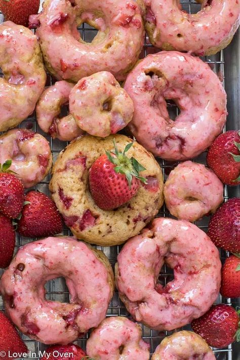 Strawberry Donuts Recipe, Glazed Icing Recipe, Buttermilk Donuts, Deep Fried Donuts, Homemade Baked Donuts, Healthy Smash Cake, Glaze Icing, Mid Morning Snack, Strawberry Donuts