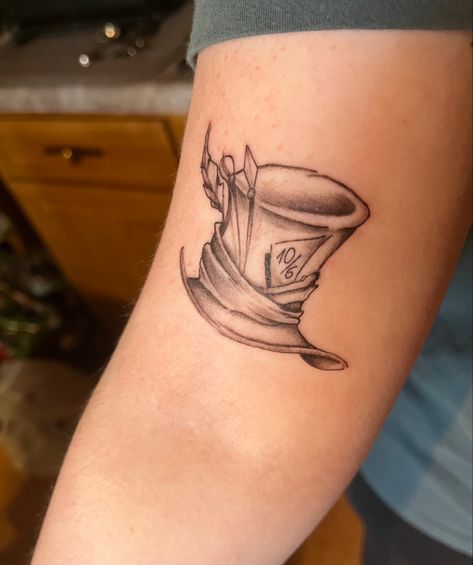 Mad Hatter Hat Tattoo Simple, Mad Hatter Hat Tattoo, Mad Hatter Tattoo Ideas Sketches, Tattoos Alice In Wonderland, Mad Hatter Tattoo Ideas, Mad Hatter Tattoo, Tim Burton Tattoo, Alice And Wonderland Tattoos, Birthday Tattoo