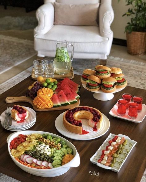 Amazing Food Platters, Food Set Up, Catering Food Displays, Party Food Buffet, Catering Ideas Food, Party Food Platters, Carb Cycling, Easy Food Art, Food Displays