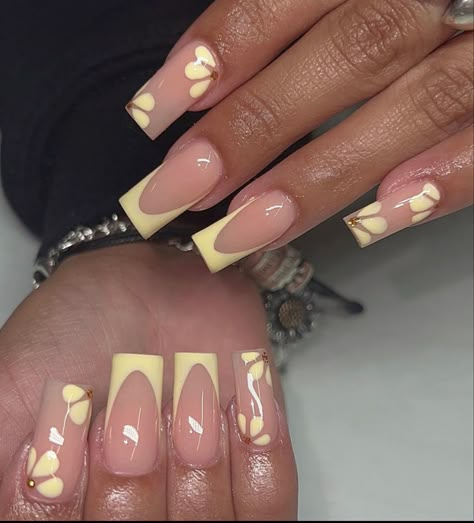 Spring Nails Yellow French, Cute Simple Yellow Nails, Nail Inspo Yellow Pastel, Nail Designs Yellow Nails, Yellow Wedding Nails For Bride, Yellow Nail Design Ideas, Yellow Nails With Flower Design, Pale Yellow French Tip Nails, Baby Yellow Nails Design