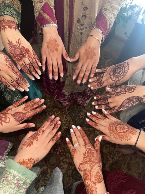 Desi Mehndi Aesthetic, Desi Party Vibes Aesthetic, Shadi Aesthetic, Shaadi Aesthetic, Mehndi Aesthetic, Eid Aesthetic, Desi Party, Eid Pics, South Asian Aesthetic