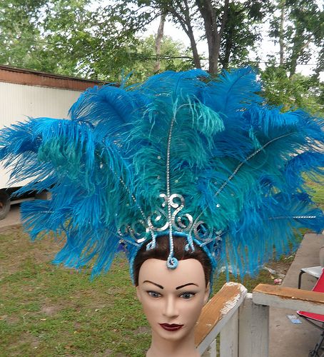 samba headdress - Google Search Samba Headdress Diy, Rio Carnival Costumes, Caribbean Party, Showgirl Costume, Peacock Costume, Samba Costume, Burlesque Costumes, Rio Carnival, Head Pieces