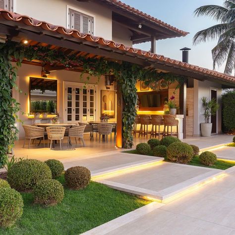 35 projetos de fachadas de casas simples com varanda Spanish Tropical Homes, Outside Spaces, Casa Vintage, Hacienda Style, House Outside Design, Small Balcony Ideas, Village House Design, Creative Home Decor, Village Houses