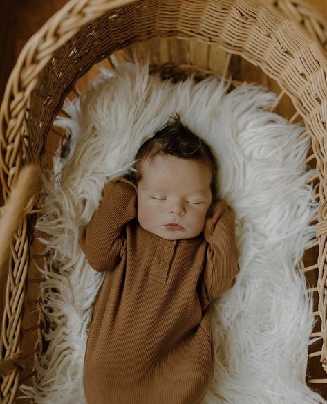 boho aesthetic newborn baby photography Newborn Bassinet Photography, Newborn Baby Aesthetic, Boho Newborn Photography, Newborn Aesthetic, Aesthetic Newborn, Twd Shifting, Babies Aesthetic, Buck Photography, Boho Newborn