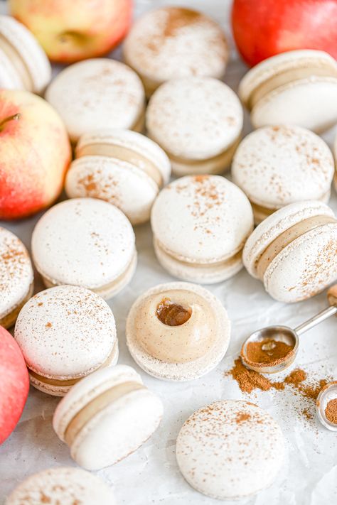 Apple Cinnamon Macarons - Everything Marina Fall Macaroons, Cinnamon Macarons, Macaron Inspiration, Fall Macarons, Salted Caramel Macarons, Macaron Ideas, Caramel Macarons, French Macaroon Recipes, Macaron Recipes