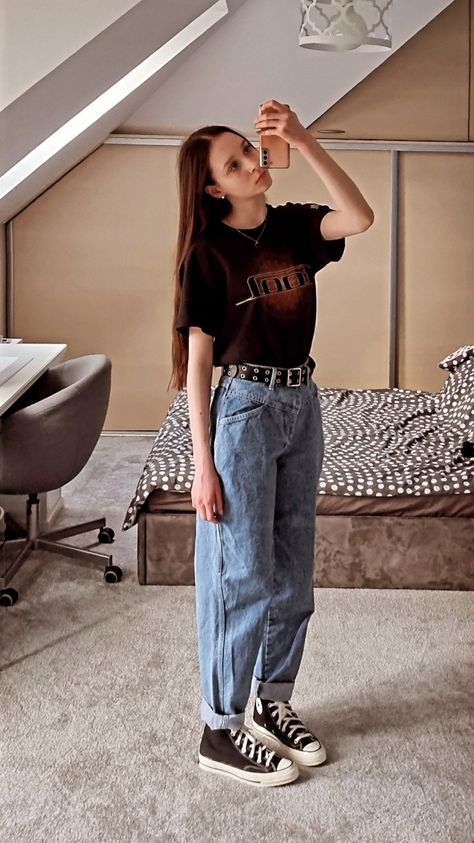 Mom Jeans With T Shirt, Converse Vintage 70 Outfit, Jeans And T Shirt Outfit Aesthetic, Mom Jeans Outfit Converse, Outfits With Blue Mom Jeans, Mom Jeans Outfit Winter Aesthetic, High Waisted Jeans And Tshirt, Mom Jeans Aesthetic 90s, Mom Jeans Outfit With Converse