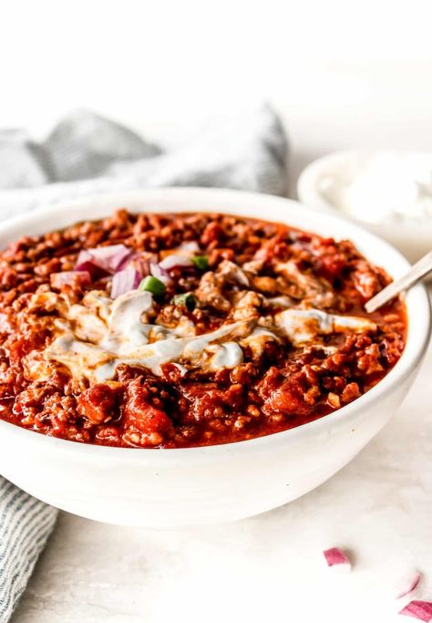 This No Bean 30 Minute Chili is hearty comfort food at it's best! Thick, hearty, and a family favorite. Plus it's Whole30 compliant, dairy free, and gluten free! Turkey Chili No Beans, Chili Recipe No Beans, Original Chili Recipe, Chili No Beans, Dairy Free Potato Soup, Ground Turkey Chili Recipe, Slow Cooker Turkey Meatballs, Low Carb Chili Recipe, Classic Chili Recipe