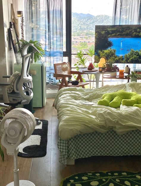 green aesthetic nature bedroom inspo Green + Core + Aesthetic, Nerd Room Aesthetic, 80s Room Ideas, Japanese Bedroom Aesthetic, Street Style Bedroom, Nature Bedroom, 80s Room, Messy Bed, Nerd Room